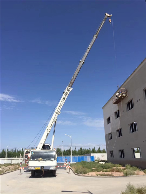 十堰市“轻装强干”—— 吊车的 “轻量化臂架” 技术